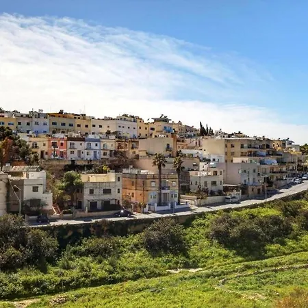 Swieqi Charming 5 Double Bedroom, Private Bathroom, Balcony View Vendégház