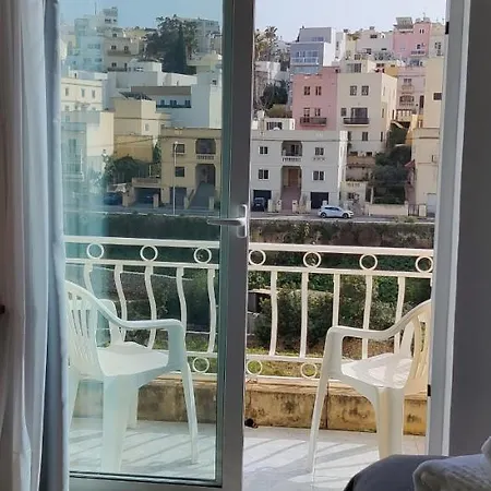 Swieqi Charming 5 Double Bedroom, Private Bathroom, Balcony View *