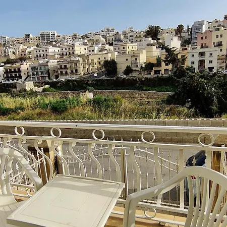 Swieqi Charming 5 Double Bedroom, Private Bathroom, Balcony View Vendégház