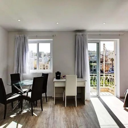 Swieqi Charming 5 Double Bedroom, Private Bathroom, Balcony View