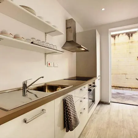 Swieqi Charming 5 Double Bedroom, Private Bathroom, Balcony View Guest house
