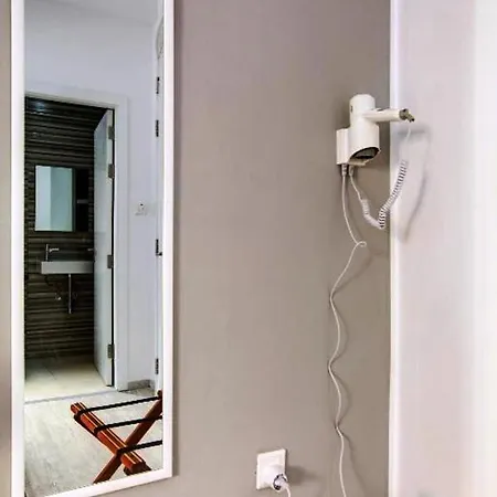 Swieqi Charming 5 Double Bedroom, Private Bathroom, Balcony View *