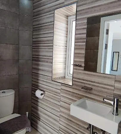 Swieqi Charming 5 Double Bedroom, Private Bathroom, Balcony View *